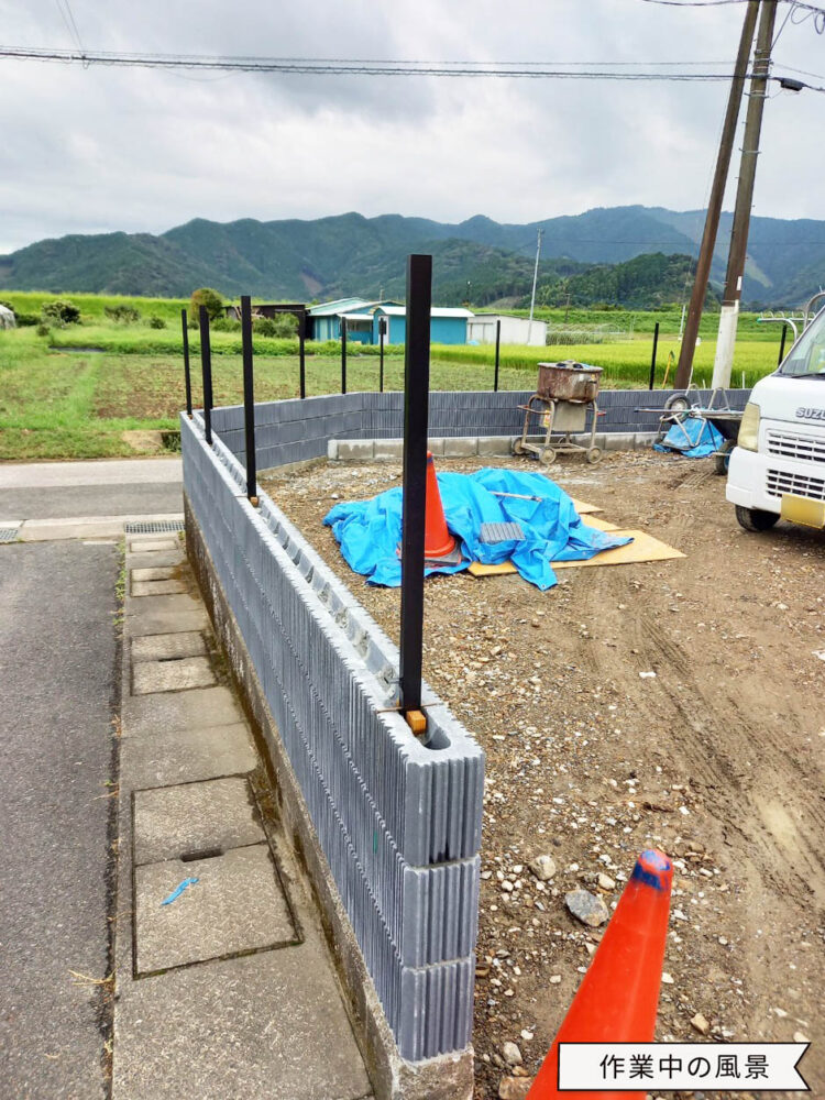 フェンス設置工事の作業風景写真（道路側から）